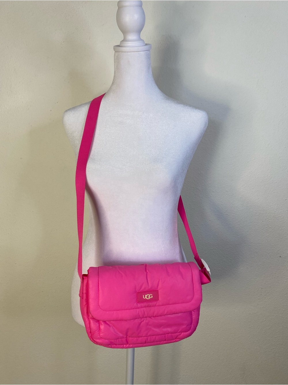 UGG Dalton Vibrant Pink Quilted Puffer Crossbody Bag Nylon Barbiecore Brat Y2K